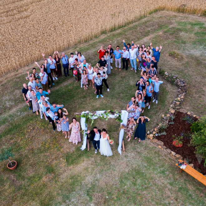Photo invités cœur mariage drone