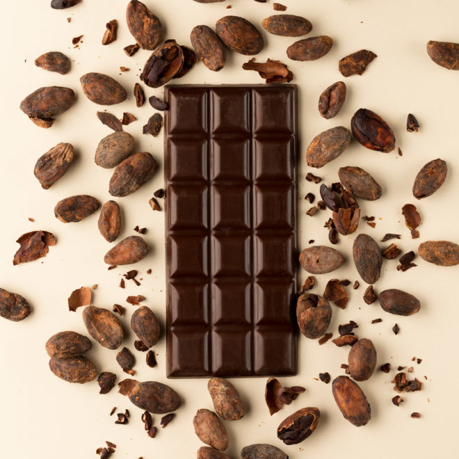 Photo culinaire produit chocolat noir avec les graines de cacao